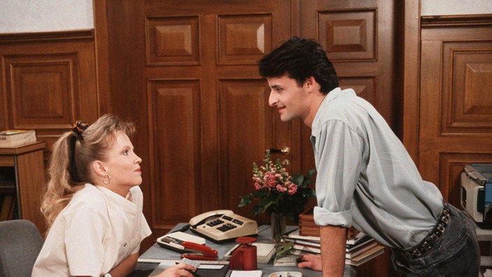 Frank (Christoph Wortberg) und die Dr. Dressler Sprechstundenhilfe (Andrea Glanz) haben etwas zu besprechen.