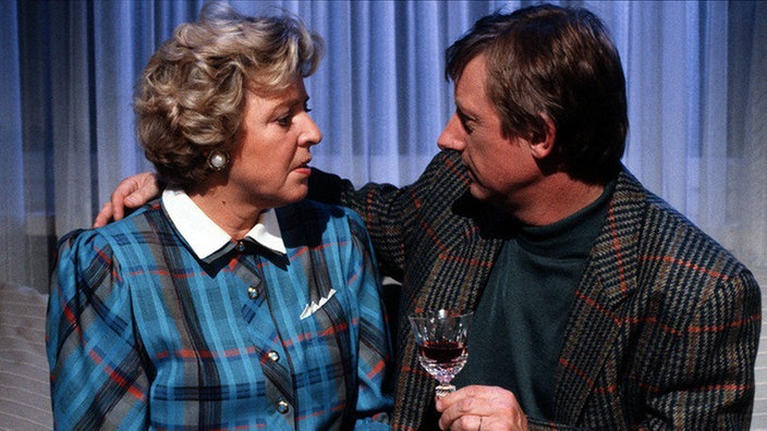Franz (Raimund Gensel) hat Helga (Marie-Luise Marjan) zum Abendessen eingeladen.