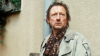Franz (Raimund Gensel) will es nicht wahrhaben, dass Vera ihn brieflich um die Scheidung bittet.