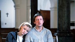 Franz und Tanja suchen Beistand in der Kirche
