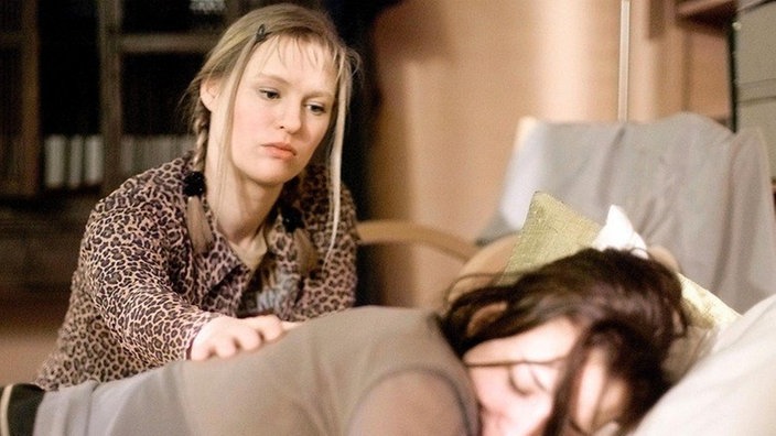 Franziska (Ines Lutz, rechts) kann die Ablehnung durch ihren Vater kaum verwinden. Dagegen kommen auch Tanjas (Sybille Waury) tröstende Worte nicht an.