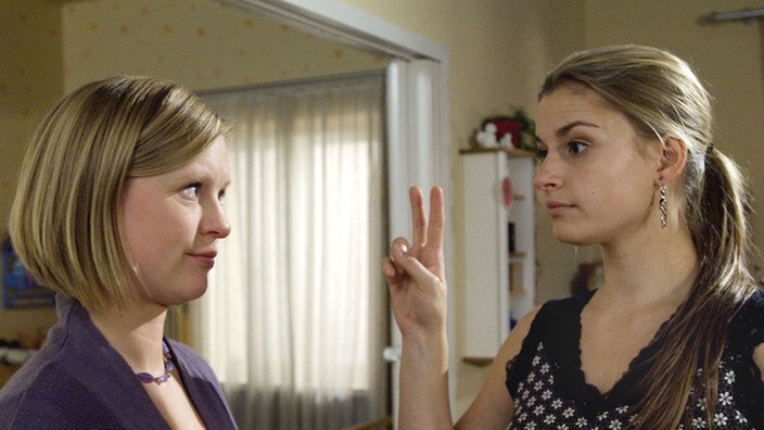 Franziska (Ines Lutz, rechts) verspricht Tanja (Sybille Waury), sie nie wieder anzubaggern.