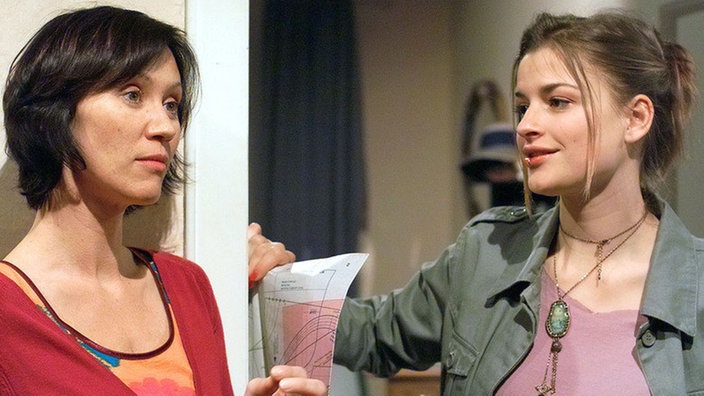 Franziska (Ines Lutz, rechts) weiß aus eigener Erfahrung, wie nervig pubertierende Mädchen sein können, und tröstet Urszula (Anna Nowak) über das Verhalten ihrer Tochter Irina.