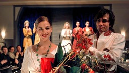 Franziska und Vasily stehen im "Akropolis"
