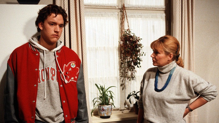 Frau Bogner (Jeanette Becker) ist sehr unzufrieden mit Bennys (Christian Kahrmann) Arbeitshaltung, macht ihm heftige Vorwürfe und droht damit sich beim Amt für Zivildienst über ihn zu beschweren.