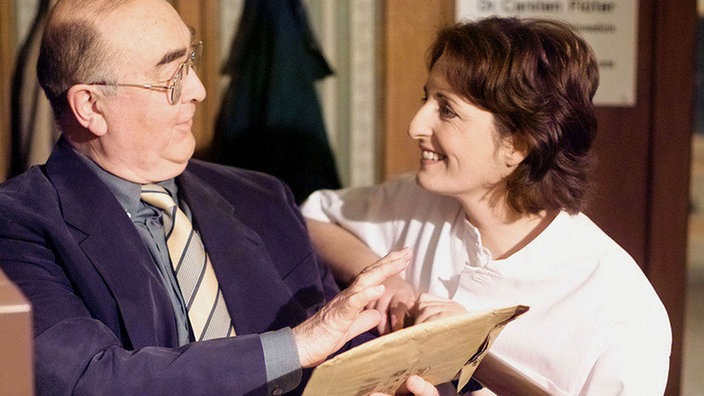 Frau Horowitz (Marita Ragonese) freut sich mit Dr. Dressler (Ludwig Haas): Frank, von dem Dressler seit Monaten nichts mehr gehört hat, schickt einen dicken Brief aus Riga.