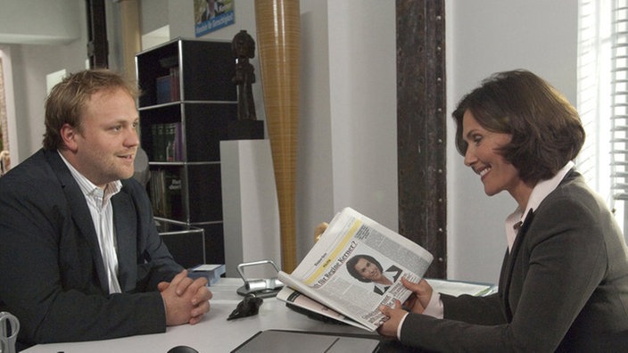 Frau Kerner (Antonia Reidel) ist begeistert von Klaus’ (Moritz A. Sachs) Zeitungsartikel. Später kommen Klaus jedoch Zweifel an der Integrität der Politikerin.