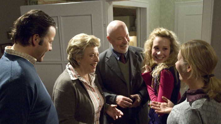 Freude bei Familie Stadler: Helga und Erich haben Josefine einen Ausbildungsplatz im Reisebüro angeboten (von links: Christian Rudolf, Marie-Luise Marjan, Bill Mockridge, Clara Dolny, Tanja Frehse).