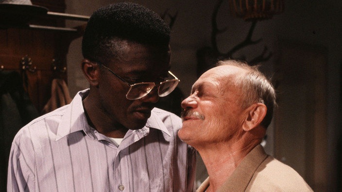 Freude bei Franz Wittich (Martin Rickelt, rechts): David (Ronald Mkwanazi) kündigt seinen Auszug an.