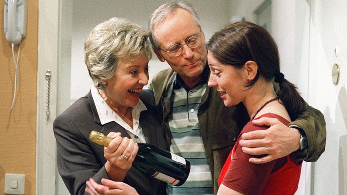 Freude bei Helga (Marie-Luise Marjan, links) und Hans (Joachim Hermann Luger): Marion (Ulrike C. Tscharre) ist in die Lindenstraße zurück gekehrt.