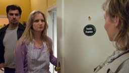 Freudige Überraschung? Dagmar (Judith von Radetzky) steht unangemeldet bei Lisa und Murat (Erkan Gündüz) vor der Wohnungstür.