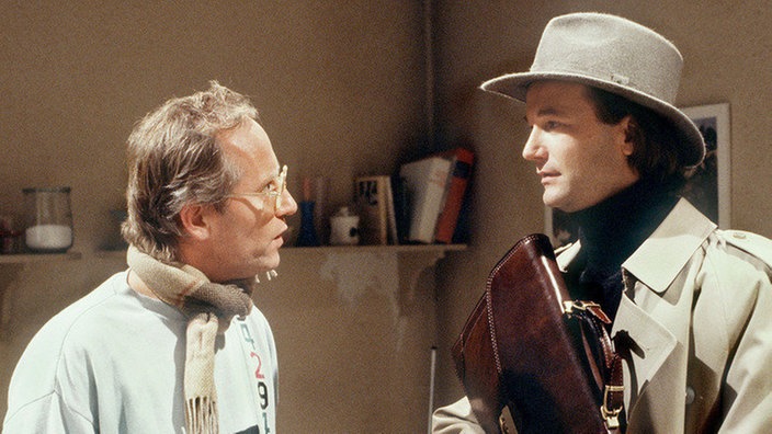 Friedhelm (Arnfried Lerche, rechts) bittet Hans (Joachim Hermann Luger), ihm die kleine Sarah zu überlassen.