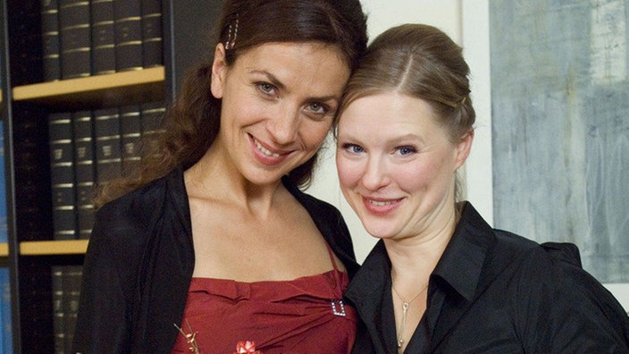 Frisch verpartnert: Suzanne (Susanne Evers, links) und Tanja (Sybille Waury) haben sich soeben das Ja-Wort gegeben.