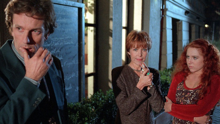 "Frohes Neues!" - wird das nächste Jahr für Eva (Inga Abel, Mitte), Iffi (Rebecca Siemoneit-Barum) und Kurt (Michael Marwitz) ruhiger verlaufen, als das vergangene?
