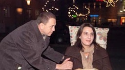 Frohes neues Jahr: Olaf fährt Ines an Silvester im Rollstuhl durch die Lindenstraße.