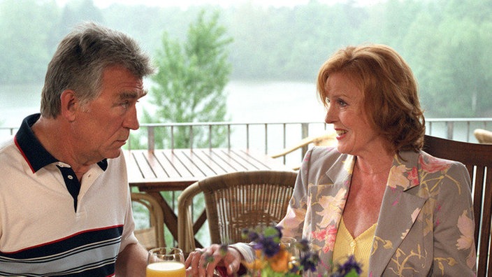 Frühstück mit Aussicht: Bruno (Heinz Marecek) und Isolde (Marianne Rogée) verbringen einen Kurzurlaub im Allgäu.