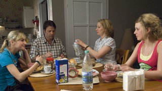 Frühstück zwischen Umzugskartons: Die Stadlers fühlen sich wohl in ihrer neuen Wohnung. Fragt sich nur, ob Opa Adi das auch so sieht. Er soll erst heute einziehen. (v.l. Cynthia Cosima, Christian Rudolf, Tanja Frehse, Clara Dolny).