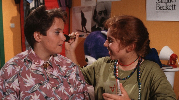 Für ihre Verabredung mit Robert lässt sich Valerie (Nadine Spruß) von Iffi (Rebecca Siemoneit-Barum) ein flottes Make Up verpassen.