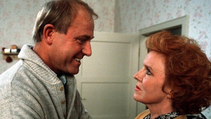 Für Isolde (Marianne Rogée) und ihren Mann Hubert (Harry Wolff) heißt es Abschied nehmen: Er muss wieder einmal für mehrere Monate ins Ausland.
