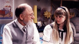 Für Lisa (Sontje Peplow) hat Hubert ein offenes Ohr. Sie vertraut ihm.
