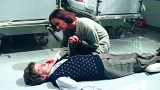 Für Tante Rosi (Margret van Munster, links) war die Aufregung zu groß: Sie liegt ohnmächtig am Boden - Anna (Irene Fischer) kümmert sich um sie.