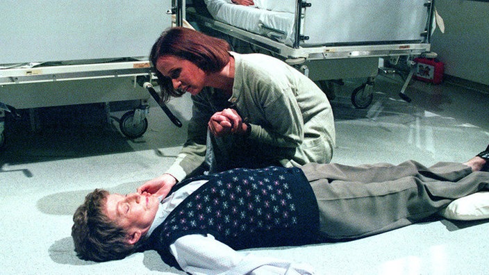 Für Tante Rosi (Margret van Munster, links) war die Aufregung zu groß: Sie liegt ohnmächtig am Boden - Anna (Irene Fischer) kümmert sich um sie.