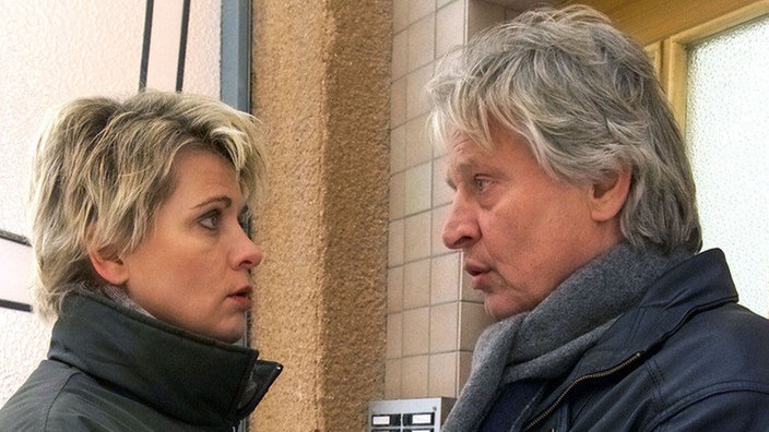 Gabi (Andrea Spatzek) erzählt Andy (Jo Bolling) zwar vom geplanten Konzertbesuch, verschweigt aber, dass sie sich dort heimlich mit dem sympathischen Postboten trifft.