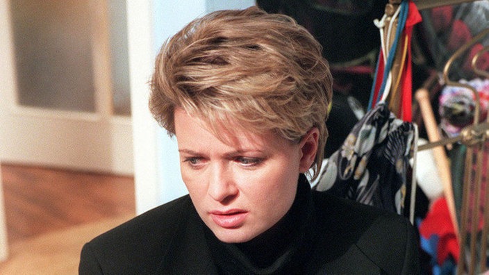 Gabi (Andrea Spatzek) findet eine versteckte Pistole. Offenbar hat Andy sich eine Schusswaffe zugelegt.