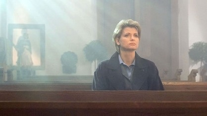 Gabi (Andrea Spatzek) hat sich in eine Kirche zurück gezogen. Hier versucht sie die schreckliche Wahrheit zu verarbeiten, die ihr Angela anvertraut hat.