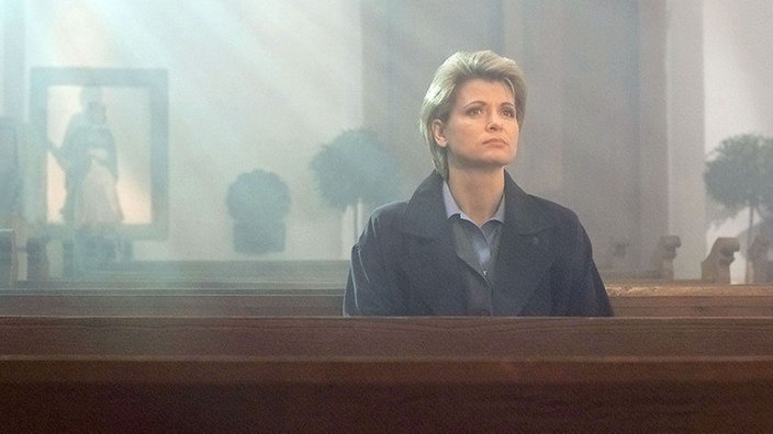 Gabi (Andrea Spatzek) hat sich in eine Kirche zurück gezogen. Hier versucht sie die schreckliche Wahrheit zu verarbeiten, die ihr Angela anvertraut hat.