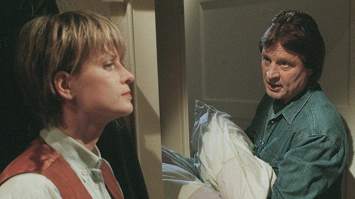 Gabi (Andrea Spatzek) ist noch immer kalt wie Eis. Andy (Jo Bolling) erträgt Gabis Verhalten nicht länger und zieht um ins Gästezimmer.