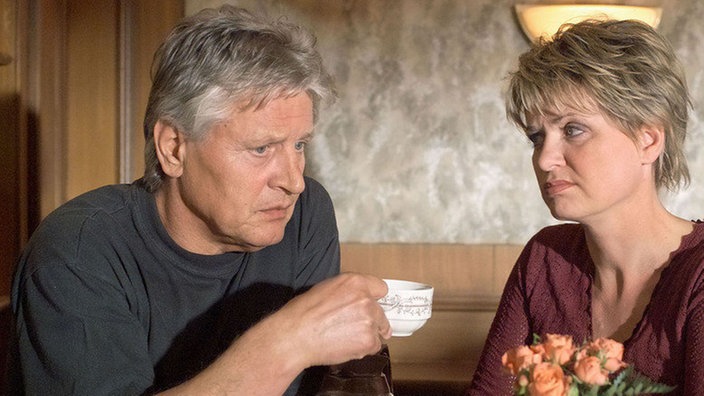 Gabi (Andrea Spatzek) ist sauer, dass sich ihr Vater immer mehr in ihr Leben einmischt. Andy (Jo Bolling) hat ebenfalls Bedenken.