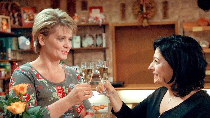 Gabi (Andrea Spatzek, links) gratuliert Sabrina (Susanna Capurso) zum Geburtstag. Die neue Kraft im “Café Bayer” ist für Gabi eine große Unterstützung.