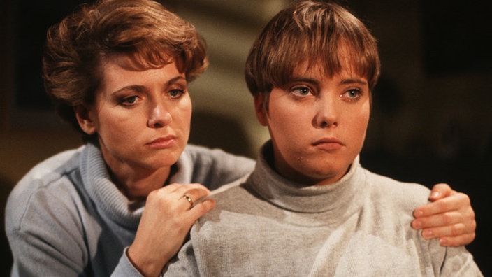 Gabi (Andrea Spatzek, links) ist gerührt von Valeries (Nadine Spruß) Einsatz.