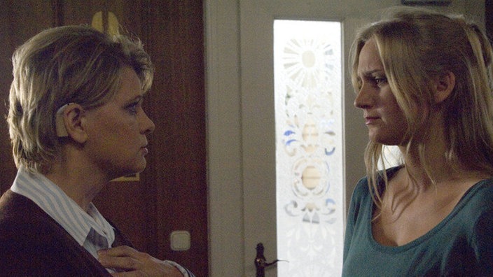 Gabi (Andrea Spatzek, links) macht Lisa (Sontje Perplow) Mut, ihrer Mutter noch eine Chance zu vergeben. Vergeblich – abends rastet Dagmar erneut aus.