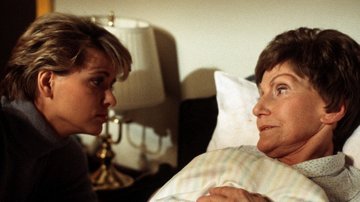 Gabi (Andrea Spatzek, links) sorgt sich um Rosi (Margret van Munster), die einen Bandscheibenvorfall erlitten hat.