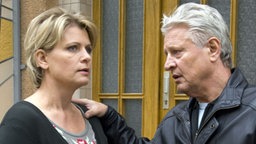Gabi (Andrea Spatzek) macht sich Sorgen, weil Timo zum Islam konvertiert ist. Andy (Jo Bolling) sieht darin kein Problem.