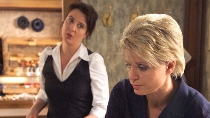 Gabi (Andrea Spatzek, rechts) hat Probleme mit Andy, Ines (Birgitta Weizenegger) steht im Clinch mit Olaf: Die beiden Freundinnen haben es derzeit nicht leicht.