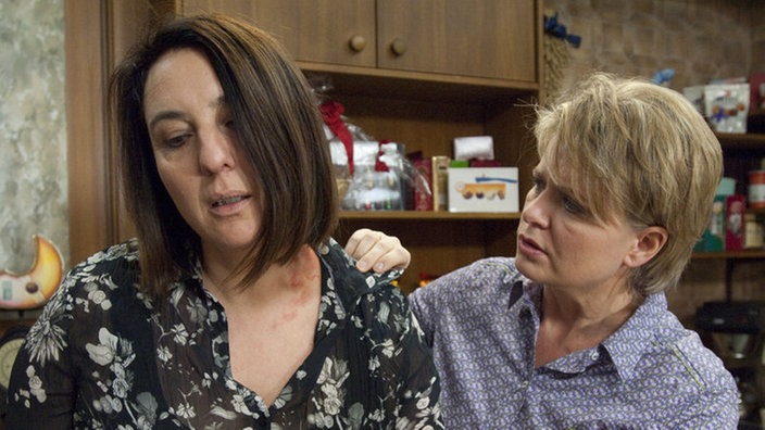 Gabi (Andrea Spatzek, rechts) muss zusehen, wie Ines (Birgitta Weizenegger) vor ihren Augen zusammenbricht.