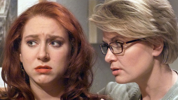 Gabi (Andrea Spatzek, rechts) rät Iffi (Rebecca Siemoneit-Barum), die Ruhe zu bewahren. Früher oder später wird Nico in München ankommen.