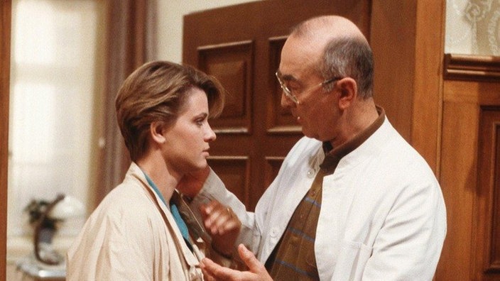 Gabi (Andrea Spatzek) sucht Rat bei Dressler (Ludwig Haas).