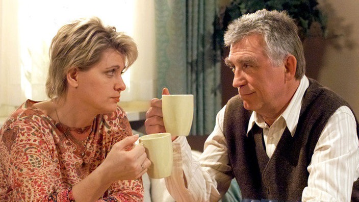 Gabi (Andrea Spatzek) teilt Bruno (Heinz Marecek) mit, dass sie Andy reinen Wein über die Affäre mit Stephan einschenken will.