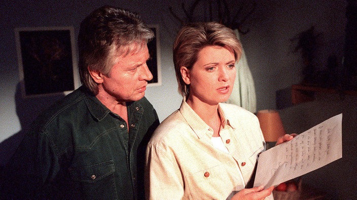 Gabi (Andrea Spatzek) und Andy (Jo Bolling) finden Valeries Abschiedsbrief.