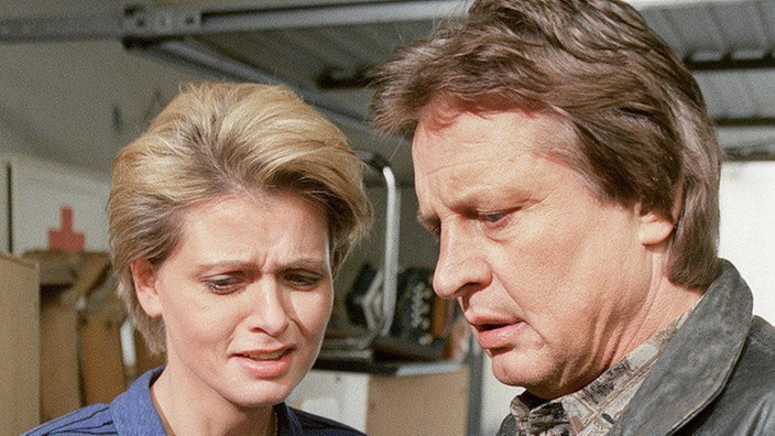 Gabi (Andrea Spatzek) und Andy (Jo Bolling) haben ein Kleidungsstück von Max gefunden.
