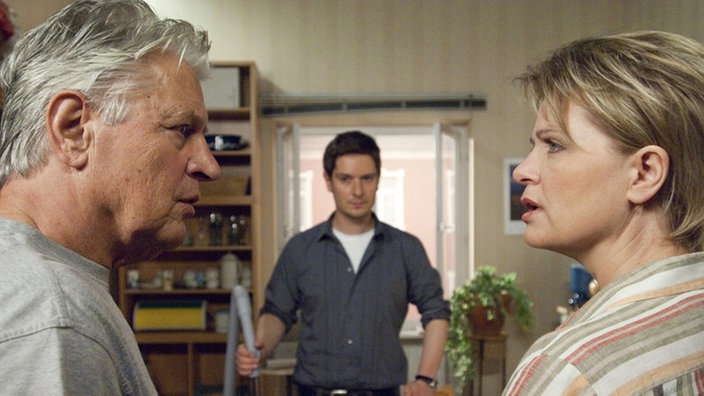 Gabi (Andrea Spatzek) und Andy (Jo Bolling, links) geben Timo (Michael Baral) zu verstehen, dass sie seinen Lügen nicht länger Glauben schenken.