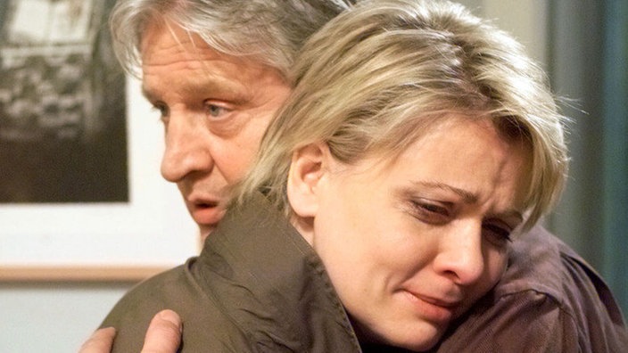 Gabi (Andrea Spatzek) weint sich bei Andy (Jo Bolling) aus – wobei der nicht ahnt, was Gabi die Tränen in die Augen treibt.