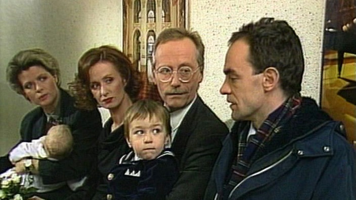 Gabi, Anna, Hans, Tom und Matthias sitzen zusammen beim Standesamt