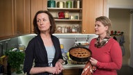 Gabi bietet Anna, die sauer ist, einen Kuchen an