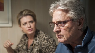 Gabi und Andy sitzen am Esstisch