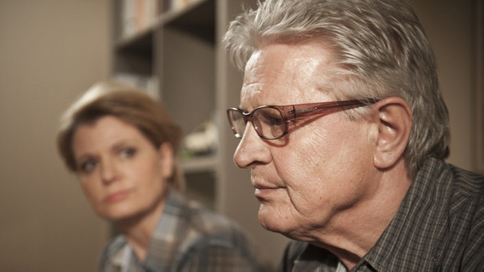 Gabi und Andy sitzen im Wohnzimmer